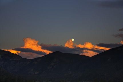 La luna gioca solo un ruolo secondario in questa foto - è la ciliegina sulla torta, per così dire. Ecco perché non è un problema se è leggermente sovraesposta. È più importante che l'esposizione dell'intera scena sia corretta. Foto: Flickr.com/Michael Levine-Clark, cc by-nc-nd. Dati di scatto: 1/50 sec, 100 ISO, f/3.2, 43 mm (APS-C)