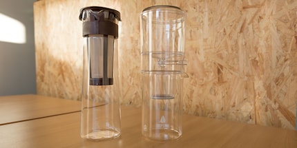 Macchina per infusione a freddo (sinistra) vs. dripper (destra)