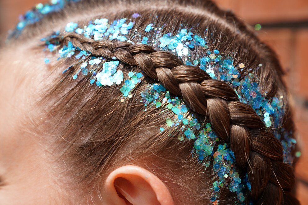Das blaue Glitzer-Gel ist nicht nur ein funkelnder Eye-Catcher, sonder schafft auch einen Kontrast, der den Zopf besser zur Geltung bringt.