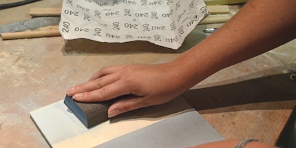 Pour obtenir l'effet vintage, il faut retirer une partie de la peinture appliquée.