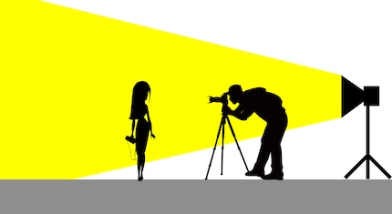 Die Lichtquelle ist hinter dem Fotografen und scheint aufs Model