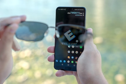 Quelle que soit la façon dont je tiens le smartphone avec l'écran AMOLED...
