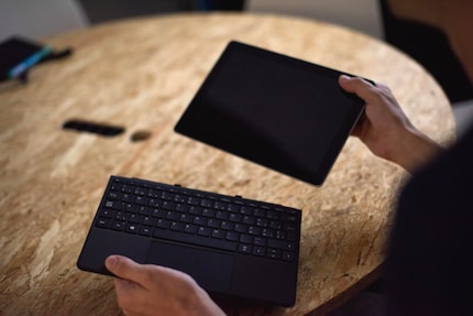 Le Type Cover se fixe comme par magie à la tablette.