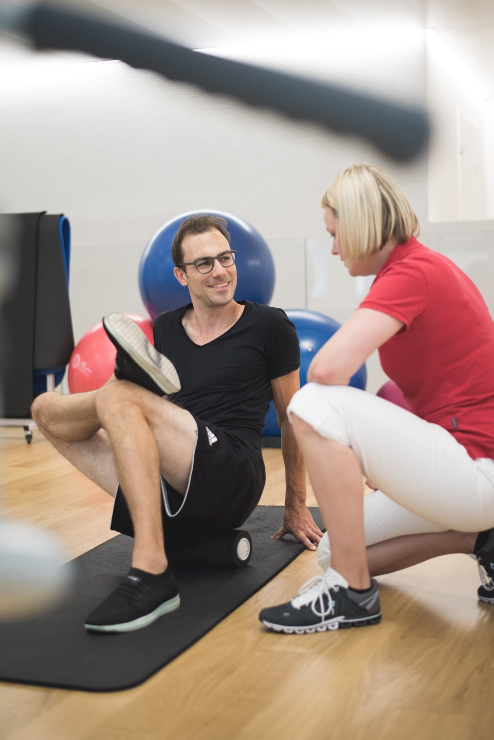 Trainingsziel Wohlwehgefühl: Melissa zeigt mir, wie ich meine «Triggerpunkte» bearbeiten kann.