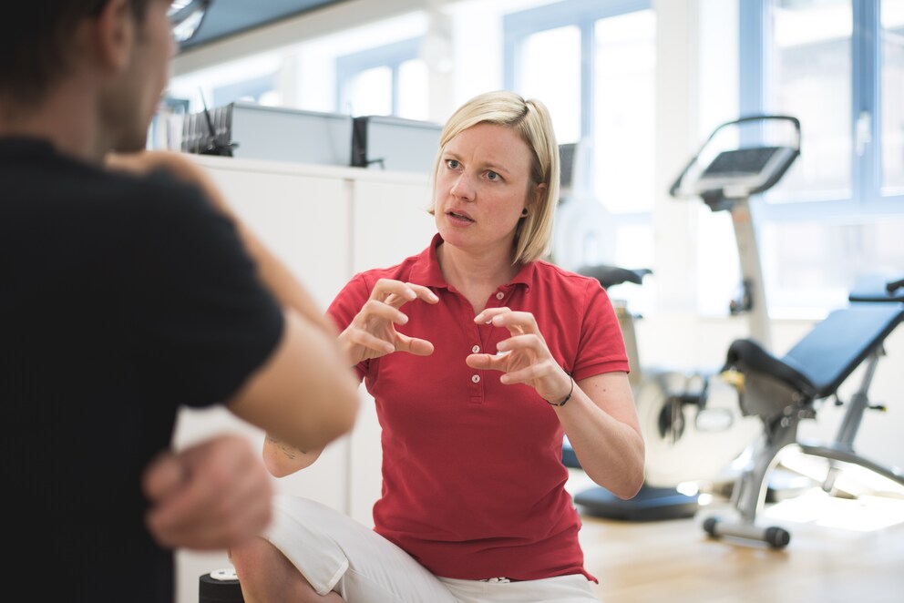 Physiotherapeutin Melissa Stickel erklärt mir, was unter der Haut los ist.