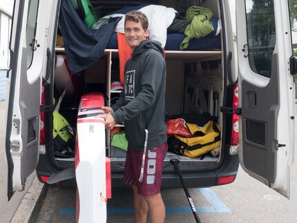 Die Boards passen gerade so in Alains Bus.