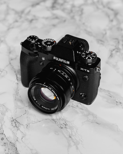  The mode selectors for ISO, time and exposure compensation are located on the top. The aperture can be adjusted at the lens