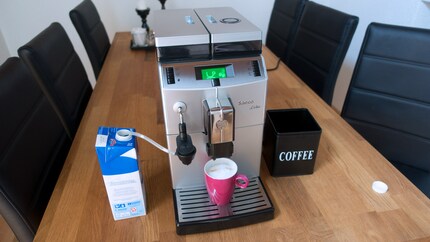 Der Milchschäumer-Aufsatz (Cappuccinatore) kann die Milch direkt mit einem Schlauch ansaugen.