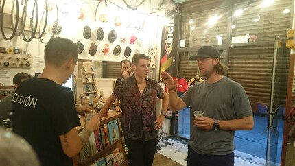 Christoph beim Fachsimpeln mit Peter (rechts) und Nico.