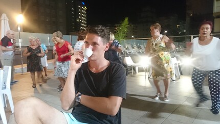 Gli anziani si scatenano, Christoph tiene stretto il suo caffè.