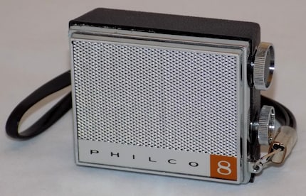 Mobiles Transistorradio Philco QT-85 von 1966. Es ist nur ca. 6.5 x 5 cm gross.