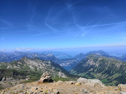 L'Anafi entra facilmente nel mio zaino grazie alle sue dimensioni ridotte. La vista del Lago dei Quattro Cantoni e di Zurigo sullo sfondo è meravigliosa.