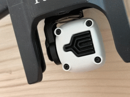 Una fotocamera che può essere ruotata di 180 gradi. Tuttavia, è stabilizzata solo su due assi.