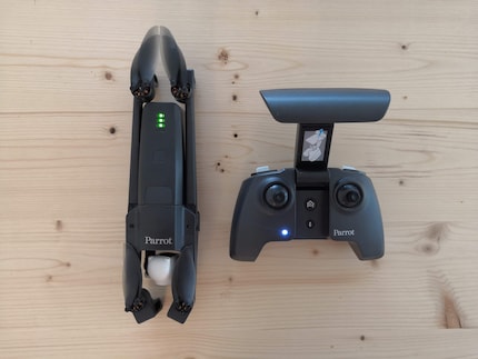 Il drone compatto e il telecomando relativamente grande e ingombrante. Almeno sta comodamente in mano.