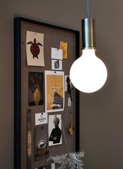 Ferm Living zeigt's mal anders: Ein Bilderrahmen, der statt einer Glasscheibe, ein Stück Stoff enthält, an den Pins angebracht werden können.