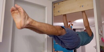 Nach vier Monaten gelingt mir der Front Lever am tiefsten Griff, wenn auch nicht für lange.