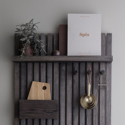 Zeigt her eure Küchenhelfer! An der Wand können goldige Accessoires zum Eyecatcher werden. Bild: Ferm Living