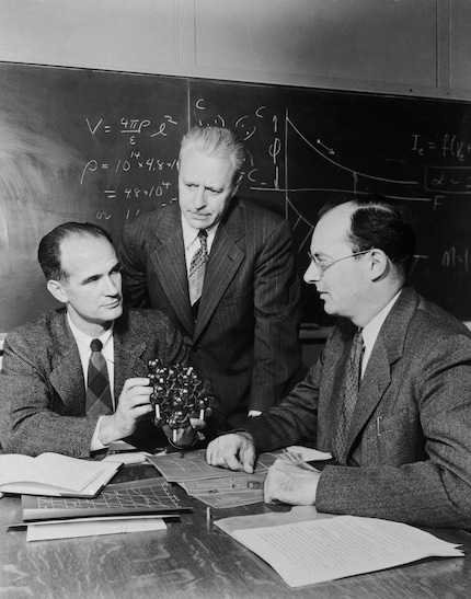 William Shockley, Walter Houser Brattain e John Bardeen (da sinistra a destra): Gli inventori del transistor