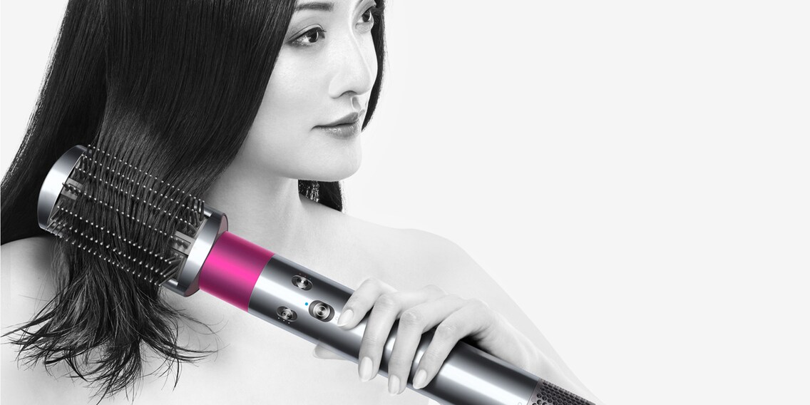 Der Dyson Airwrap kombiniert einen starken Luftstrom mit der Temperatur-Regulierung und dem Coandă-Effekt, sodass das Haar gleichzeitig gestylt und getrocknet werden kann. Bildquelle: Dyson