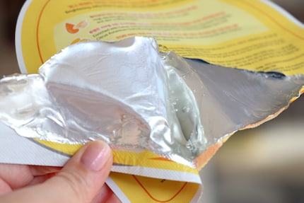 Le reste du sérum gélifié qui demeure dans le pack une fois le masque retiré.