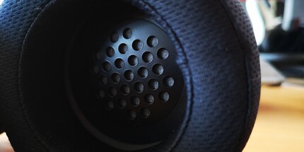 The aluminium plate above the driver is designed to keep your ears cool.