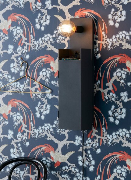 «Combo» can be dimmed and only shows off its light source: What the wall light wants to hide, it harbours in its box.