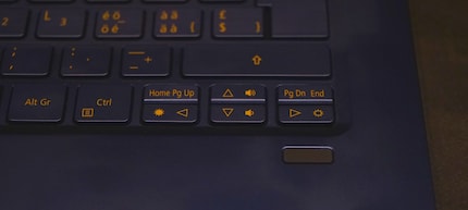 Les touches, parfois petites, sont surchargées d'étiquettes. 