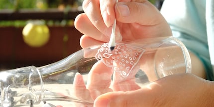 Einmal drüberputzen und schon ist die Flasche vom letzten Edding-Strich befreit.