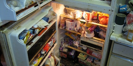 So nicht! Dieser Kühlschrank ist schmutzig, überfüllt und völlig chaotisch eingeräumt.