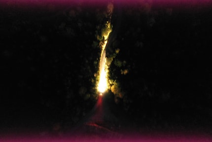 Lorsque les lumières du drone s'allument pendant la prise de vue, des zones rouges sont visibles sur les bords (5.0 sec à f/2.8 et ISO 3200)
