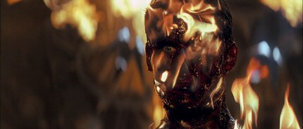 Ce personnage en feu montre à l'acteur Laurence Fishburne des visions de l'enfer