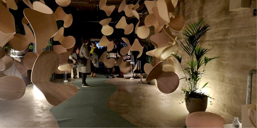 Der dänische Möbelhersteller «Republic of Fritz Hansen» zeigt den Arne Jakobsen Stuhl «Series 7» dieses Mal hängend und aus leichtem Schichtholz in einer Installation.