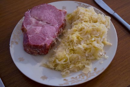 Herbstschmaus: Sauerkraut mit geräuchertem Schweinehals.