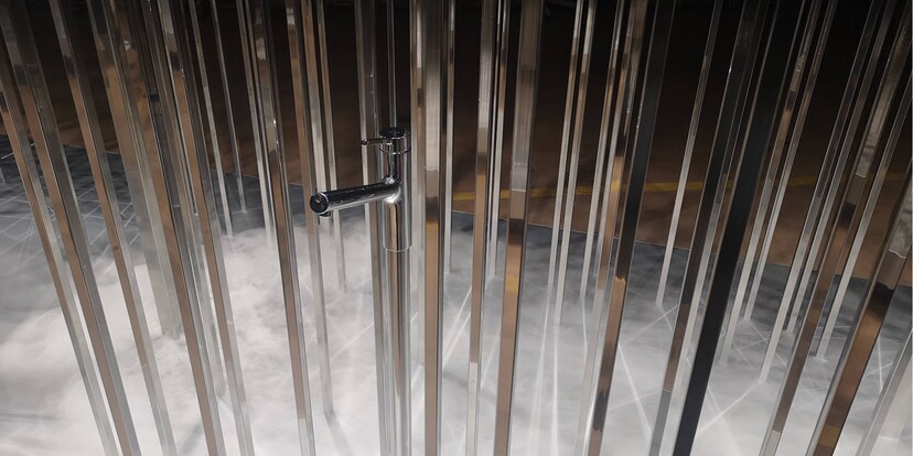 Alltägliches wie ein Wasserhahn wird hier mal nicht so standardisiert in ein Waschbecken, sondern inmitten von polierten Chromstangen montiert.