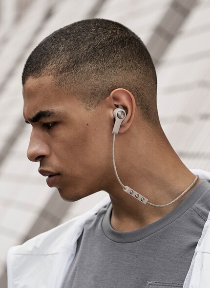 Wenn du die Kopfhörer nicht verwendest, können die Kabel zur Kette zusammengeführt werden. Bild: Bang & Olufsen