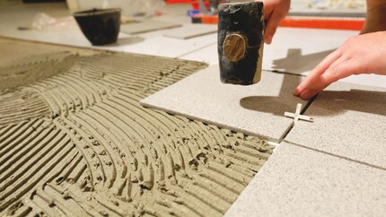 Tassez bien les carreaux pour qu'ils tiennent. Et n'oubliez pas les croisillons entre les carreaux.