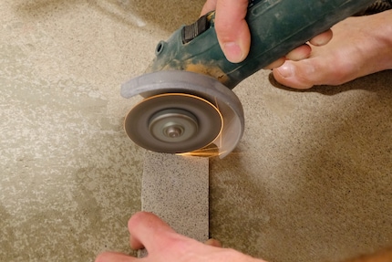 La meuleuse d'angle permet de mettre en forme les carreaux.
