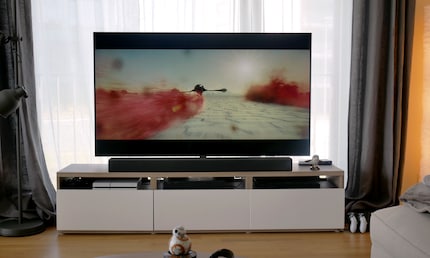 L'image au format cinéma – cinémascope – est plus large qu'une image 16:9 de téléfilm. Il faut donc ajouter des bandes noires.