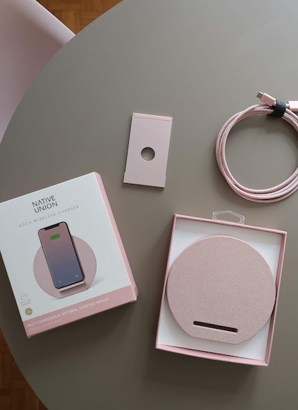 Unboxing: la confezione ha lo stesso colore del caricatore.