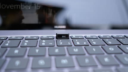 Die Webcam ist diskret in der Tastatur versteckt.