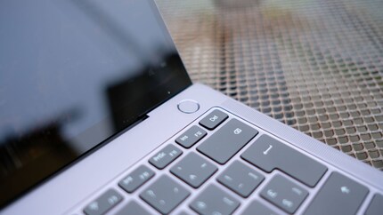 Der Power Button ist gleichzeitig Fingerabdruckscanner. Dieser hat bei mir immer einwandfrei und flink funktioniert.