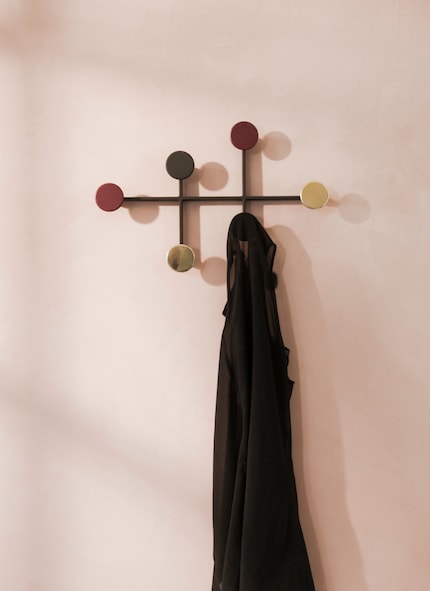 Kompakt und formschön: Die Garderobe «Afteroom» ist eine Hommage ans Bauhaus-Design. Sie versteckt ihre Schrauben geschickt. Bild: Menu