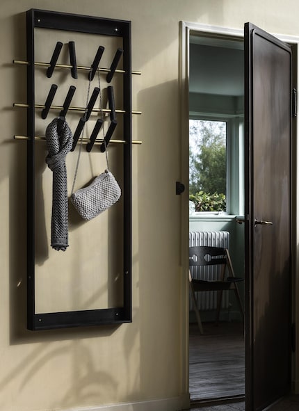 «Coat Frame» erinnert an einen Bilderrahmen. Seine drei Kleiderstangen und einzelnen Haken sind verstellbar. Bild: We Do Wood