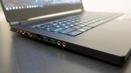 Ports jack casque et micro, deux USB 3.1 type A, port LAN et verrouillage Kensington
