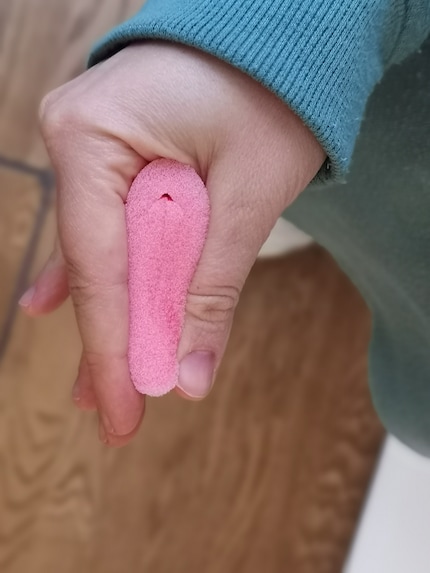 Zum Einführen musst du den Tampon so zusammendrücken.