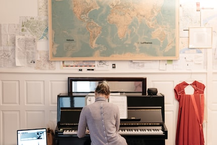 Carla bought the red dress that’s next to the piano at a second hand designer market and customised it. «I’ve already had loads of lively nights out in that outfit,» she said