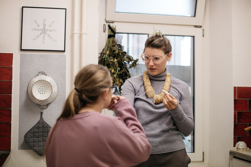 Carla klärt mich auf: Um den Hals trägt sie eine Kette aus Meerrettich-Scheiben. Die Dämpfe helfen ihr bei einer Erkältung.