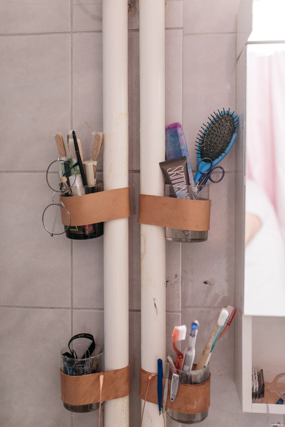 Carla legt gerne selbst Hand an: Die Glasbecher wurden mit speziell dafür zugeschnittenem Leder an den Rohren befestigt.