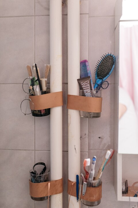 Carla likes to roll up her sleeves and get stuck in: she attached these glass beakers to the pipes with specially tailored leather
