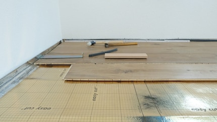 The underlay with vapour barrier shines in all its glory.